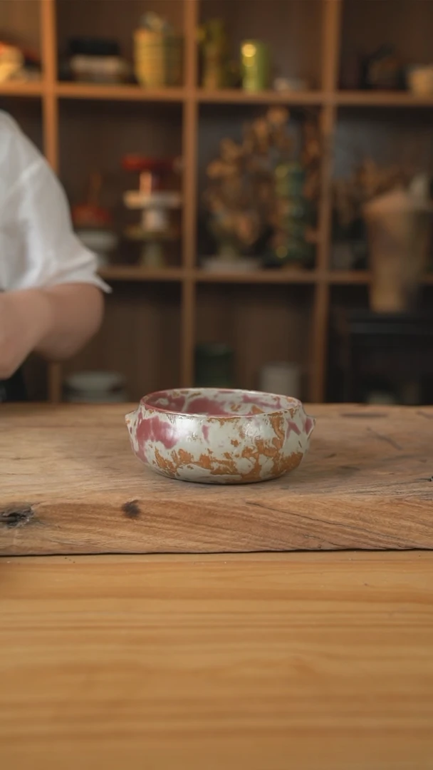 丁香紫色的双耳钵钵