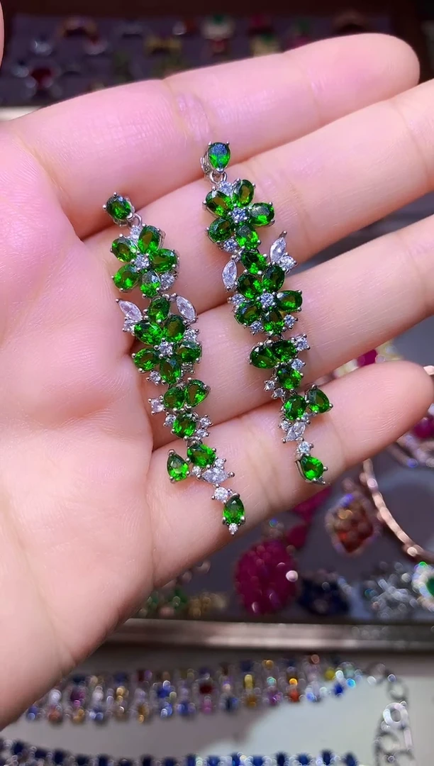 银S925镶嵌透辉石耳饰...