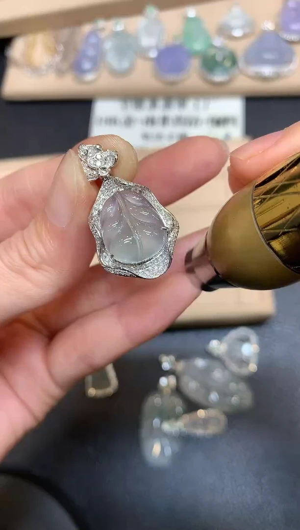 【闪购商品】翡翠颈饰18K金镶嵌芭蕉叶【无服务费