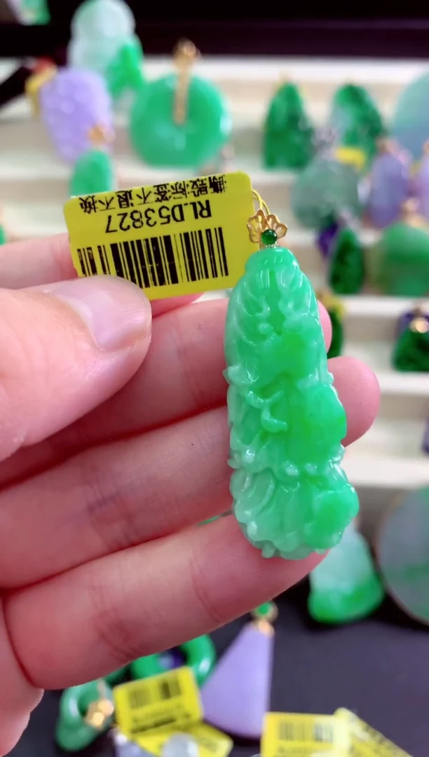 颈饰18K金镶嵌翡翠挂件