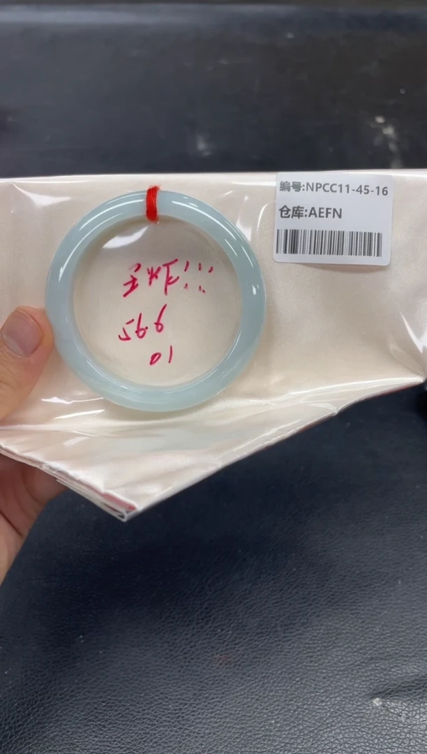 翡翠手镯未镶嵌翡翠手镯