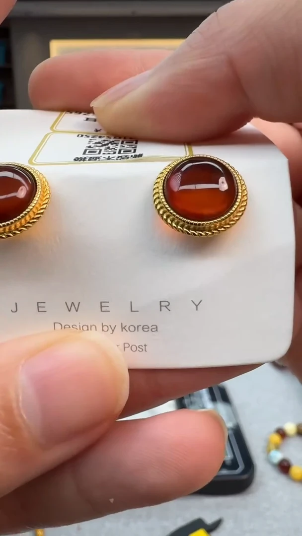 未镶嵌琥珀耳饰297秒拍号 假一罚三