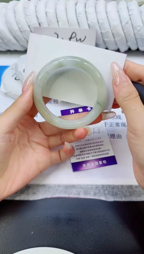 未镶嵌手镯石英质玉188/52