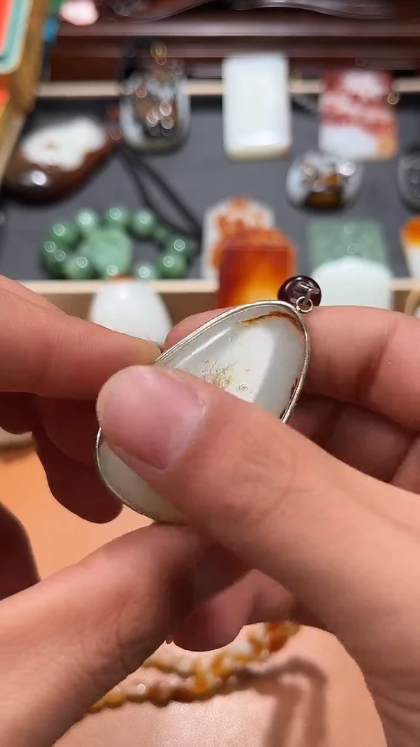 未镶嵌和田玉把件布**。和田玉