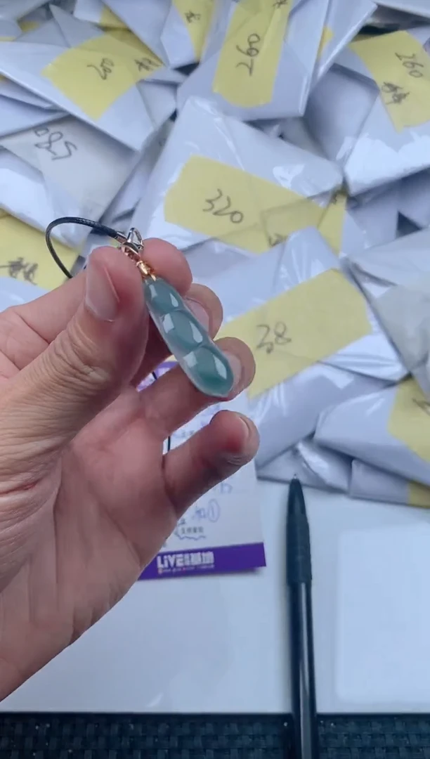 翡翠未镶嵌颈饰