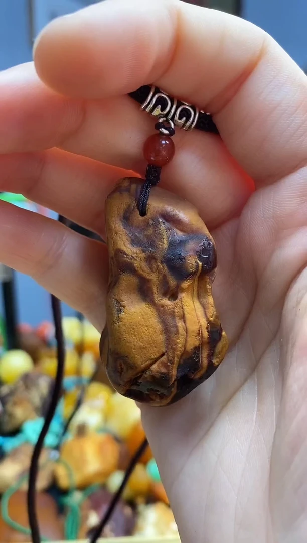 未镶嵌颈饰琥珀吊坠