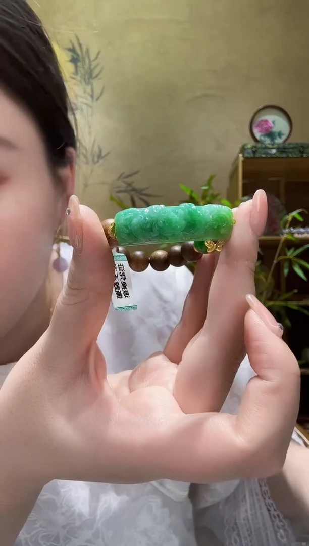翡翠未镶嵌颈饰手牌