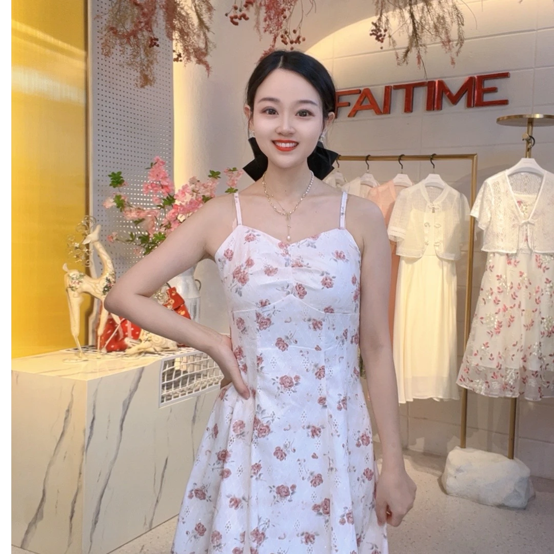 【意佳服饰】2025法式新款小个子时尚洋气修身显瘦显高吊带连衣裙
