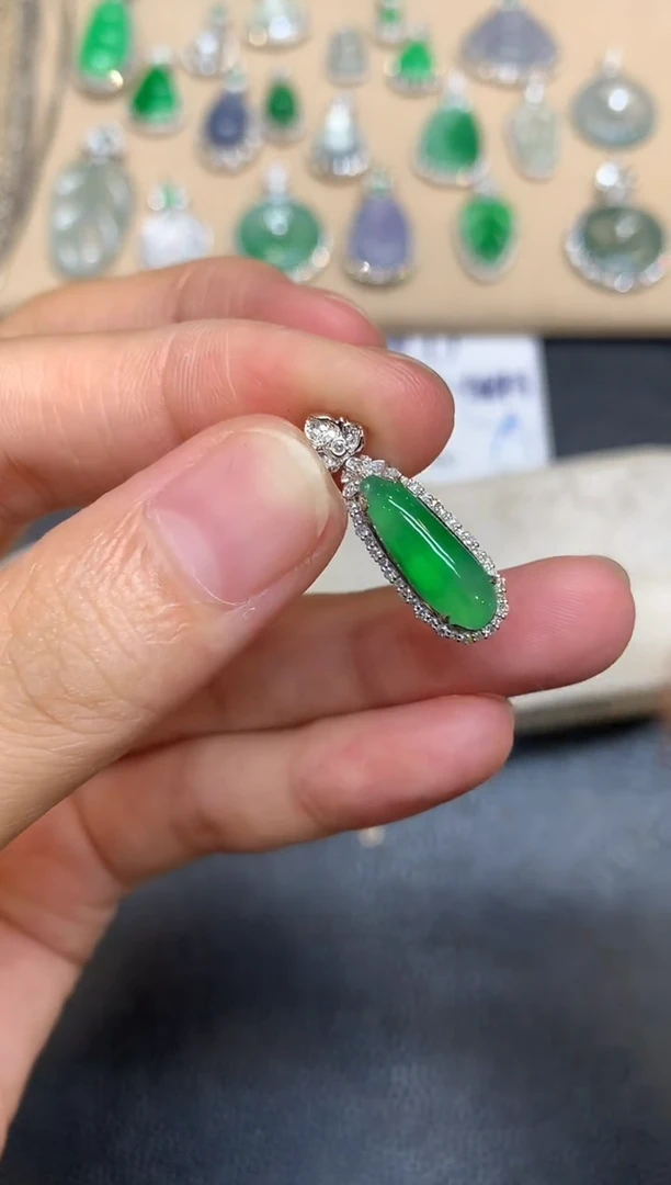 颈饰18K金镶嵌翡翠福瓜【无服务费【48小时鉴赏期】