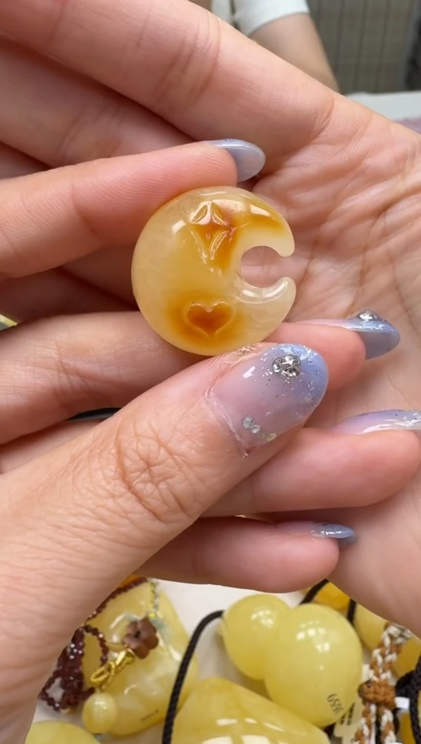 未镶嵌琥珀裸石如图
