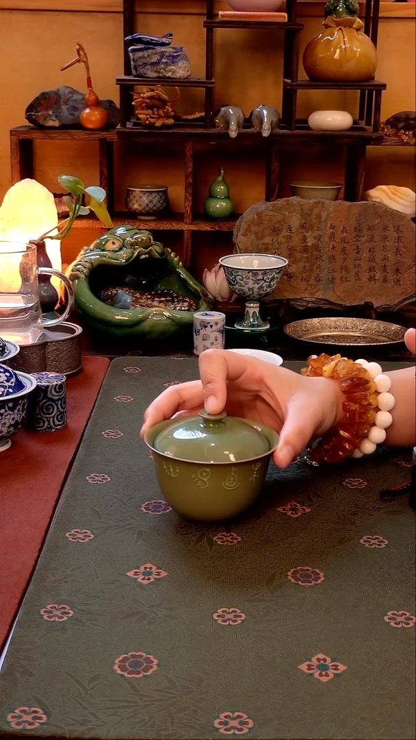 【手工手绘堆料绿盖碗（微微瑕）】