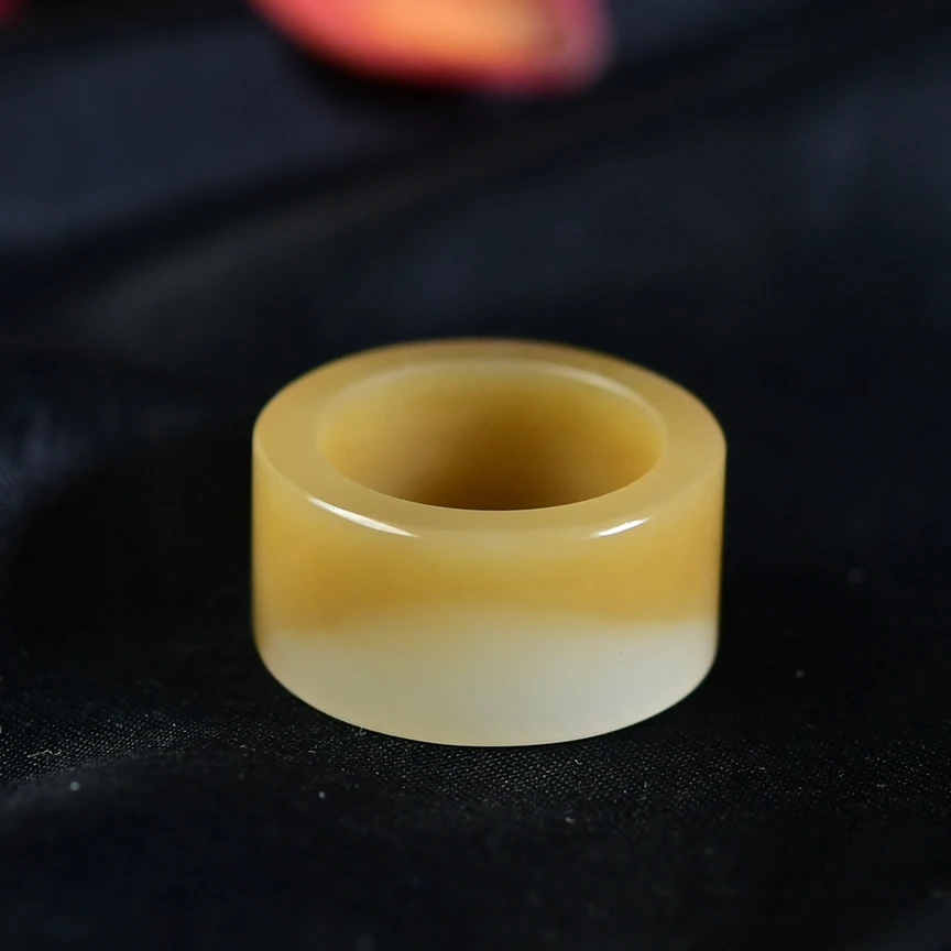 和田玉且末糖玉扳指   内径：17.4/11.5/3.4