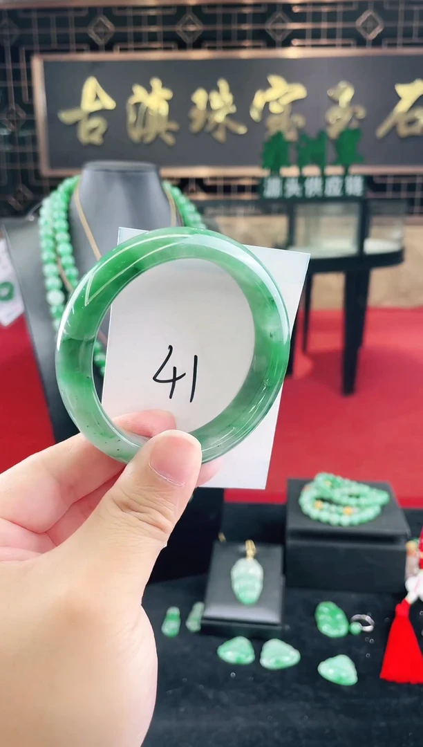 未镶嵌手镯石英质玉（非洲翠）微瑕一经发货运费不退介意勿拍
