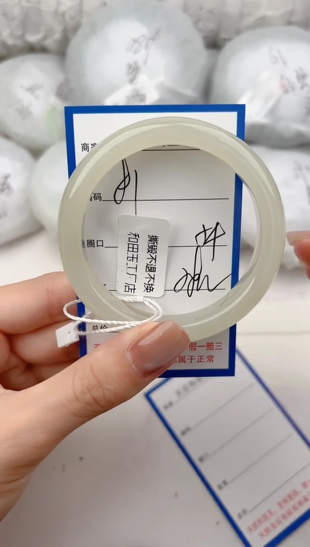 和田玉手镯未镶嵌81颜色微差无瑕疵