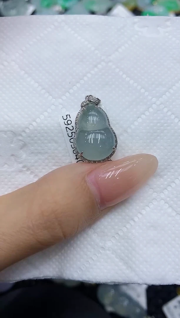 翡翠18K金镶嵌颈饰111111111111