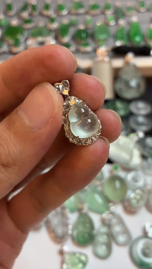 吊坠(不含链)18K金镶嵌翡翠葫芦