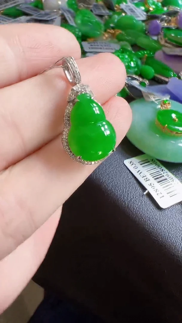 颈饰18K金镶嵌翡翠葫芦