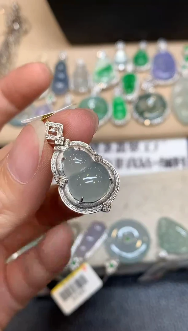 颈饰18K金镶嵌翡翠葫芦【无服务费