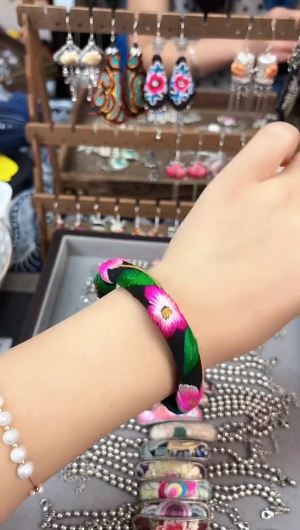 织绣民族风非遗老绣饰品606