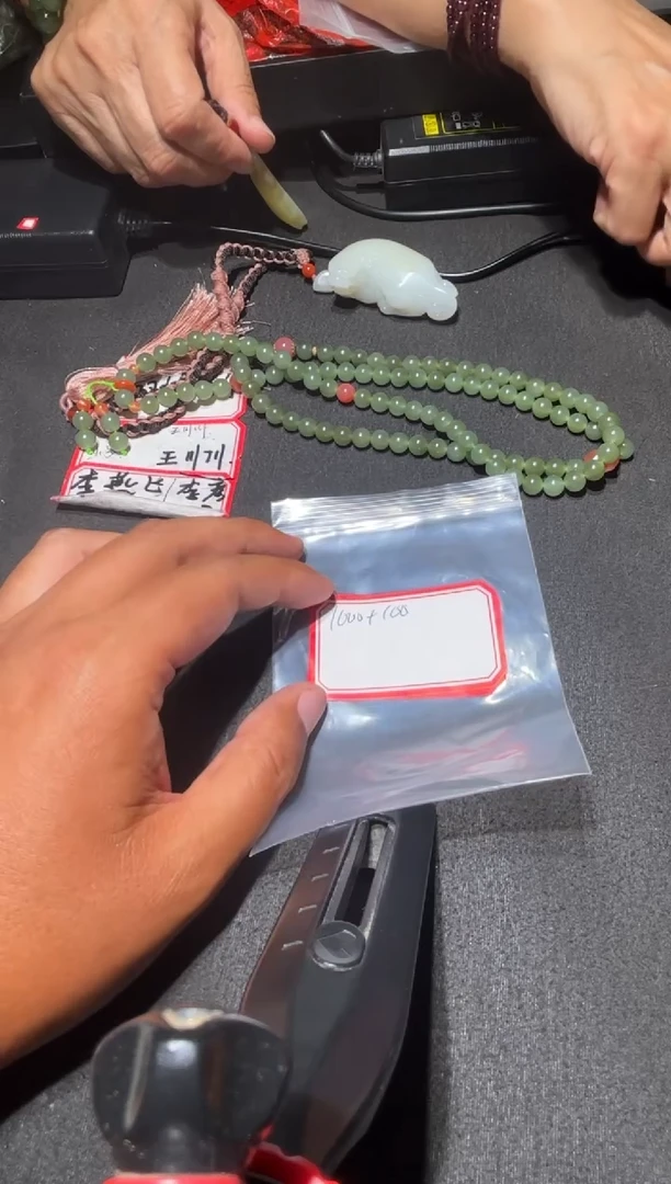 未镶嵌和田玉（糖玉）挂件和田玉