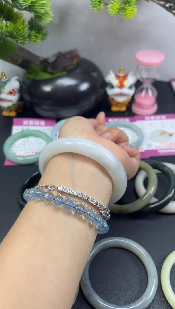 未镶嵌手镯和田玉（糖玉）和田玉手镯