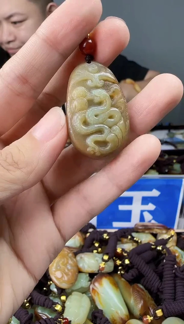 和田玉未镶嵌颈饰1