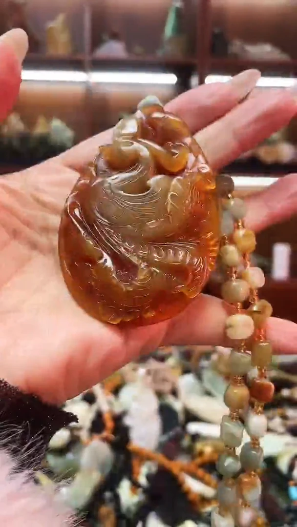 未镶嵌蛇纹石玉吊坠