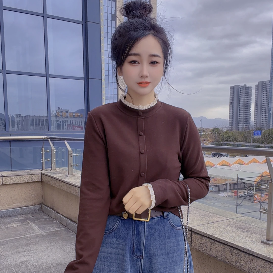 丹丹精选--58106新款花边圆领单排扣装饰德绒打底上衣