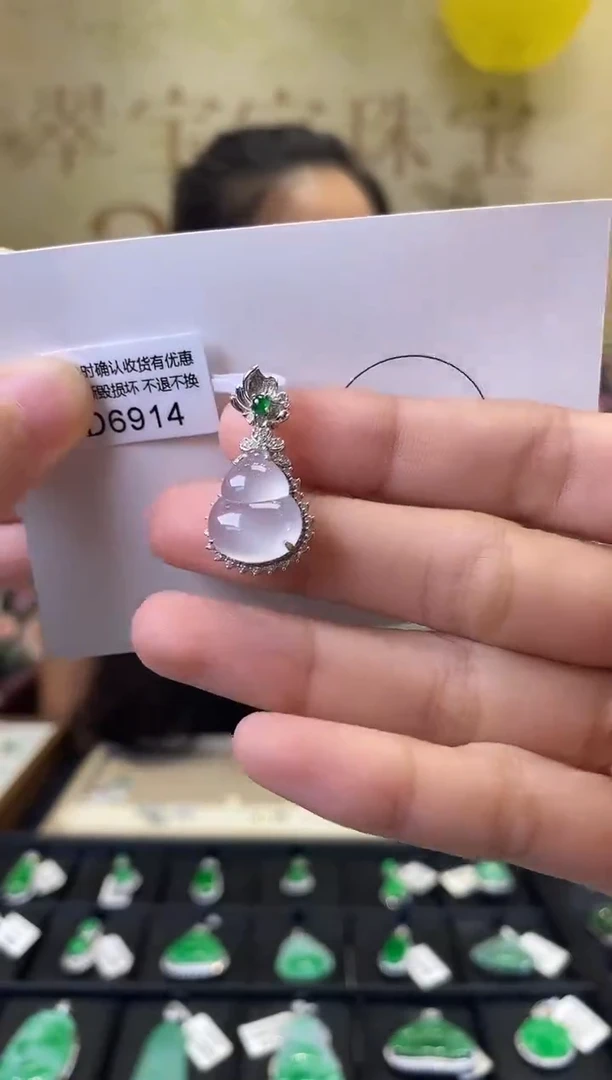 颈饰18K金镶嵌翡翠D6914 葫芦 含运营费