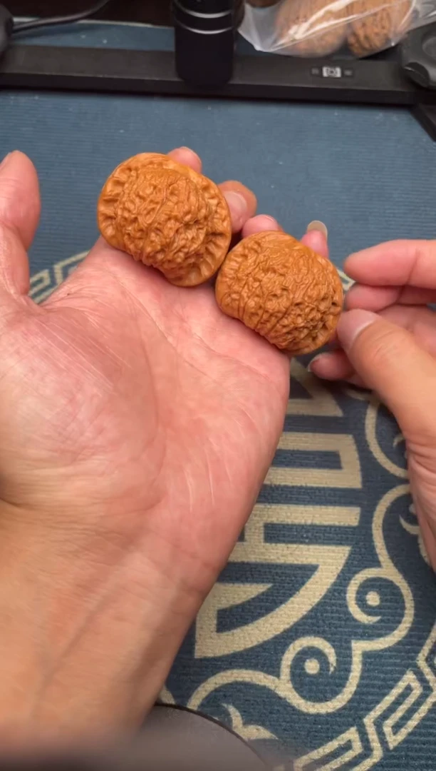 文玩核桃吊坠血麒麟42+