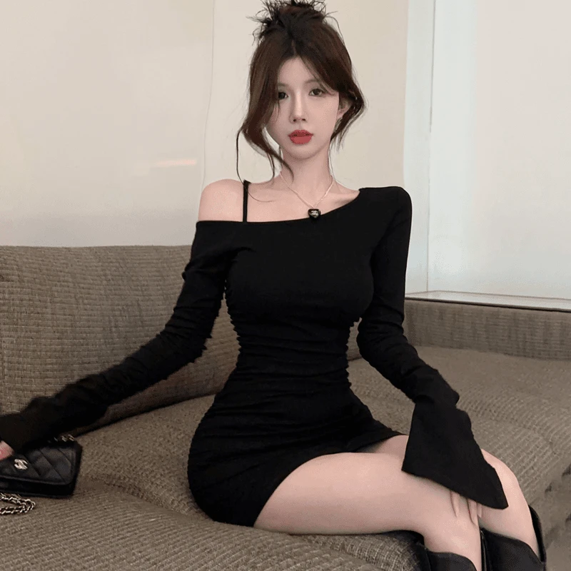 黑色气质斜露单肩长袖连衣裙春秋款复古喇叭袖中腰短款黑色连衣裙