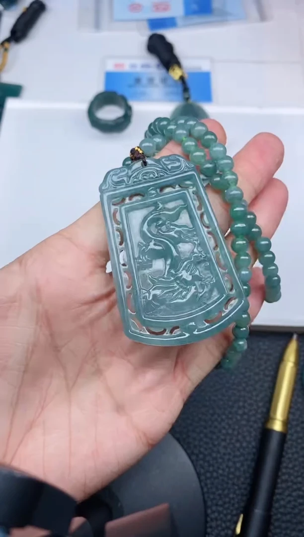 颈饰未镶嵌翡翠