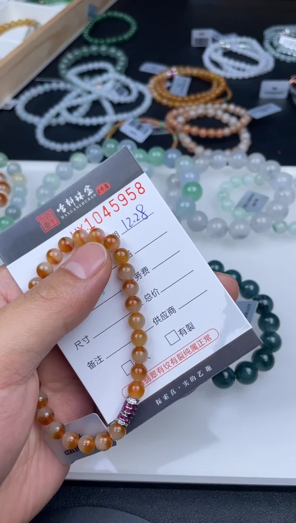 吊坠(不含链)未镶嵌翡翠小**猫哈轩  手串1（有纹有裂）