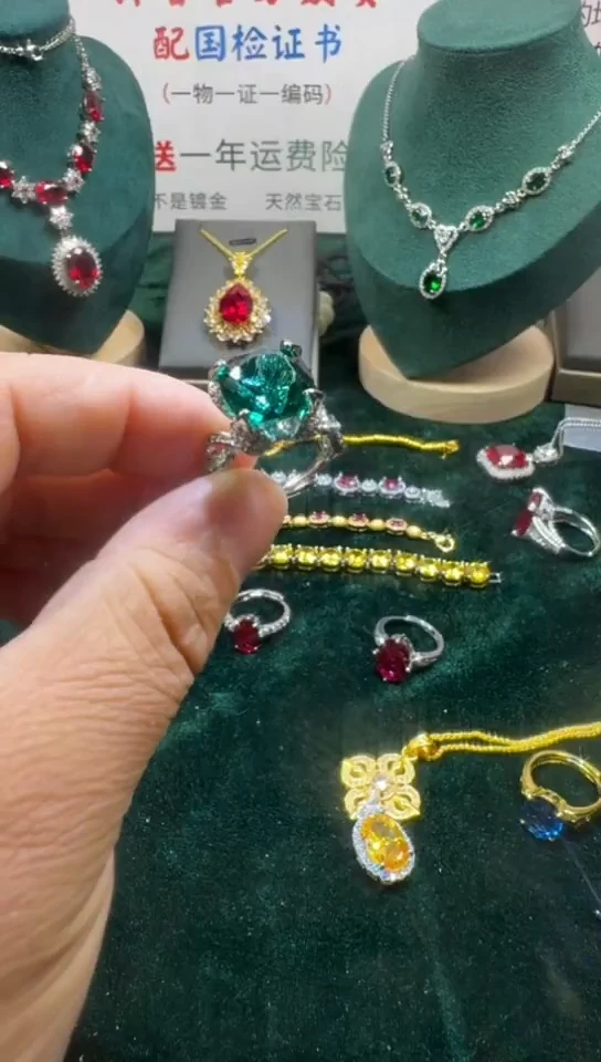 18K金镶嵌戒指祖母绿0