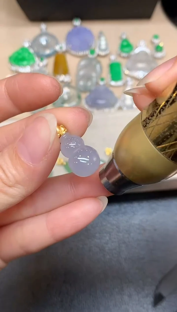 颈饰18K金镶嵌翡翠葫芦【无服务费