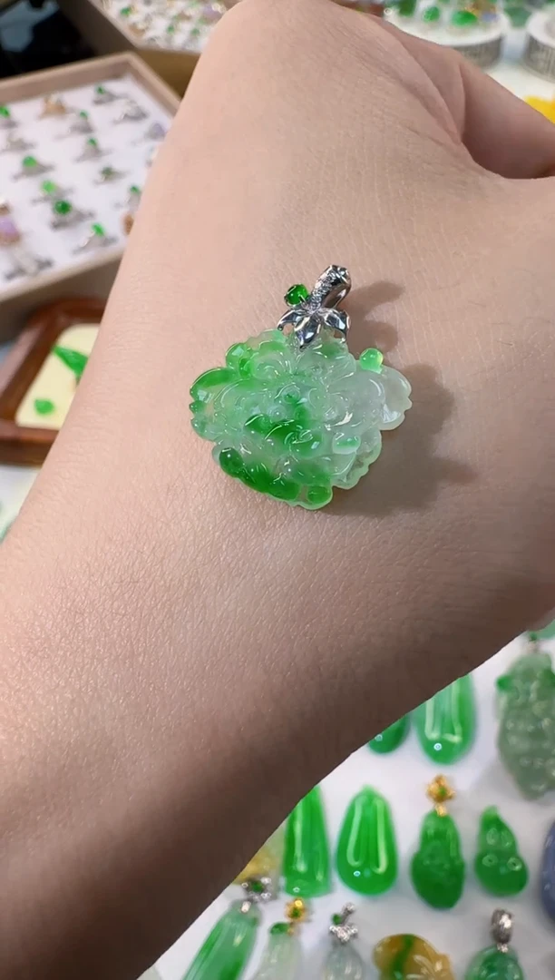 颈饰18K金镶嵌翡翠缅甸A货翡翠