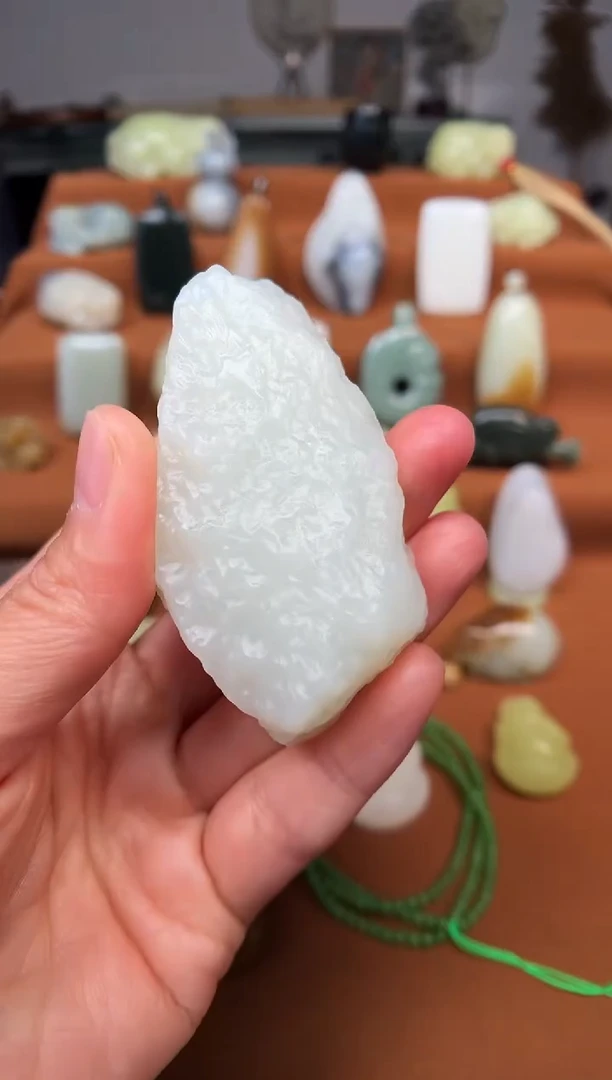 颈饰未镶嵌和田玉原石