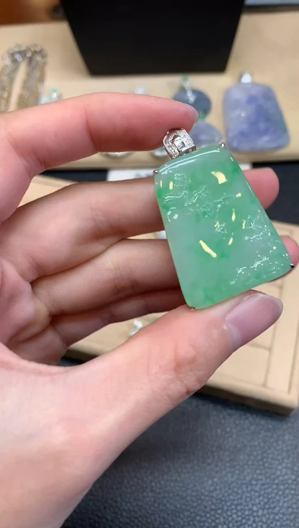 【闪购商品】翡翠颈饰18K金镶嵌无事牌【无服务费】