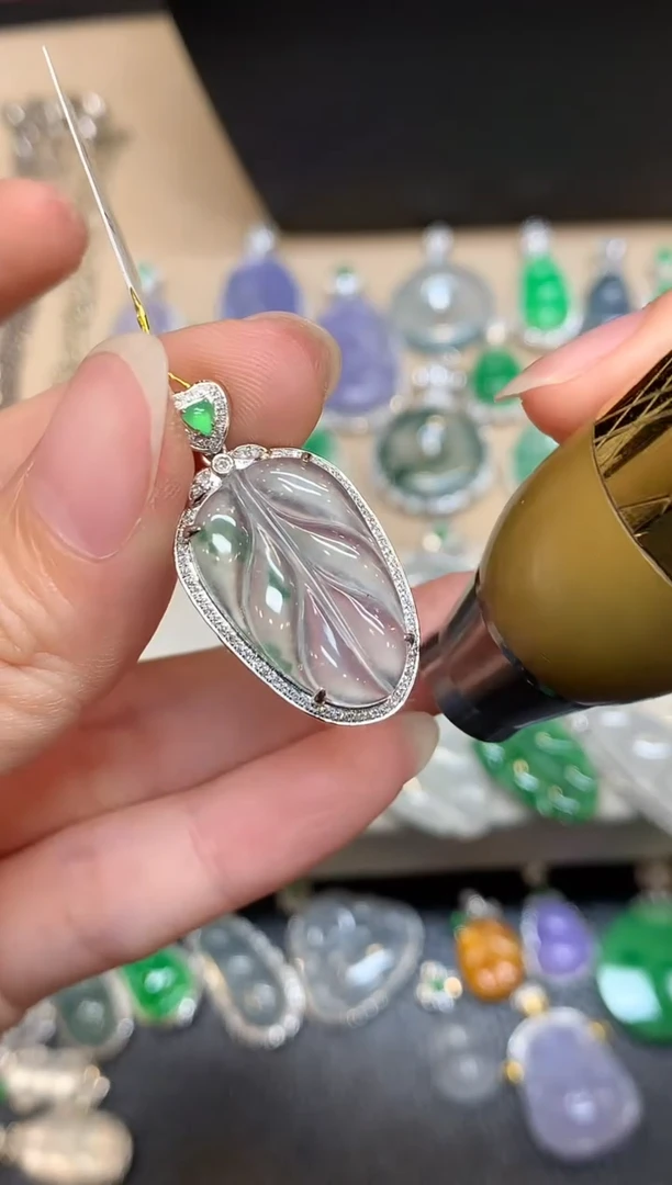 颈饰18K金镶嵌翡翠树叶【无服务费