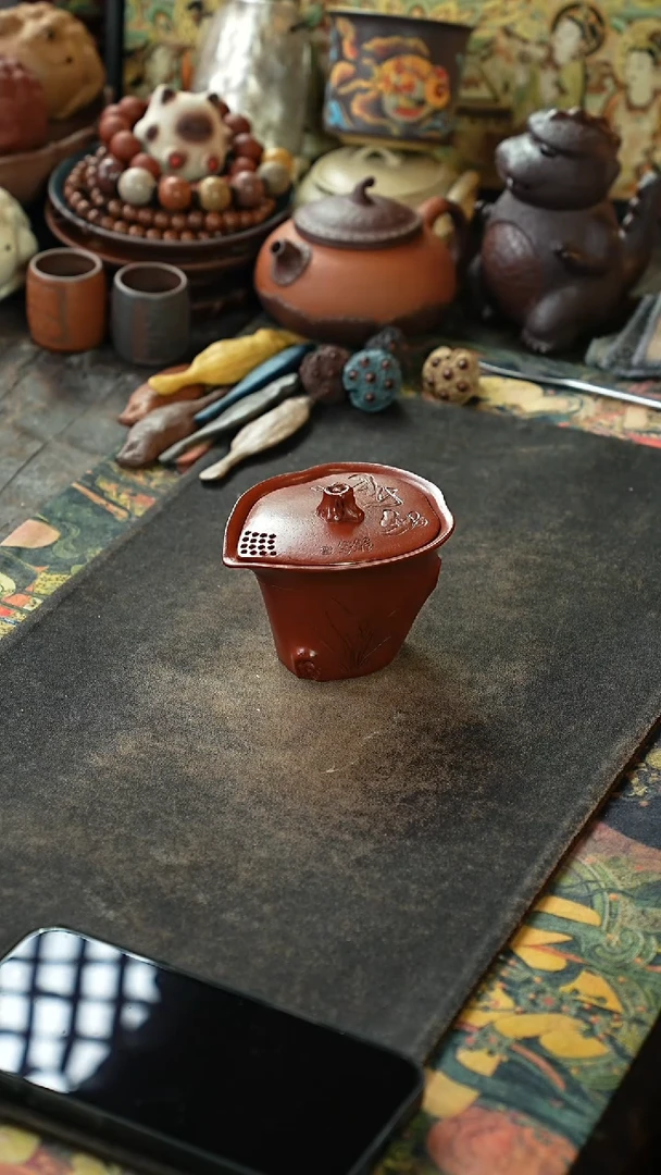 朱泥刻绘兰花手抓壶