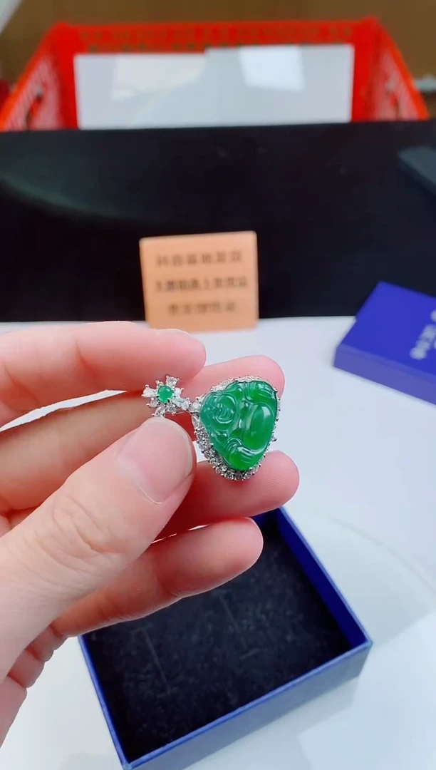 颈饰未镶嵌翡翠   ·