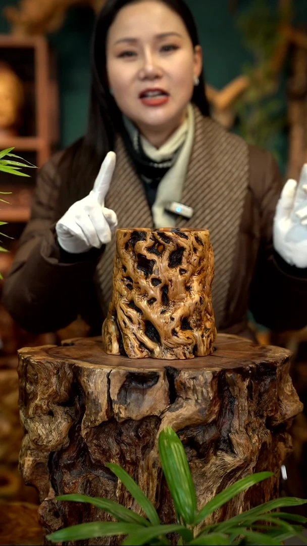 木雷击枣木龙纹笔筒