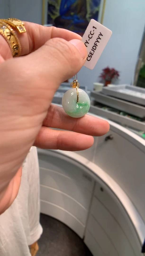 颈饰18K金镶嵌翡翠平安扣