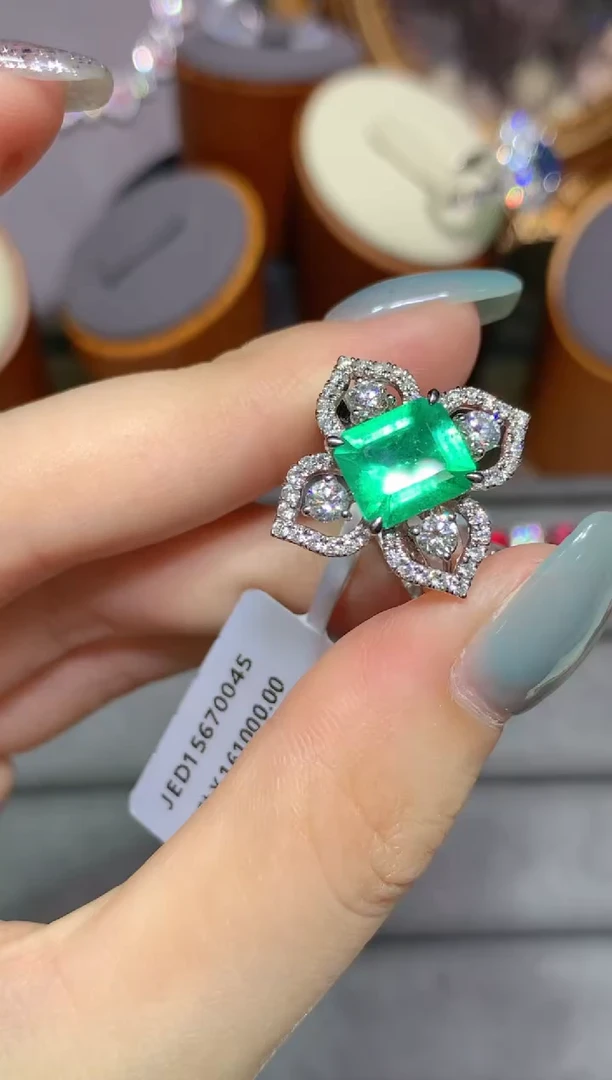 祖母绿戒指18K金镶嵌2.22CT