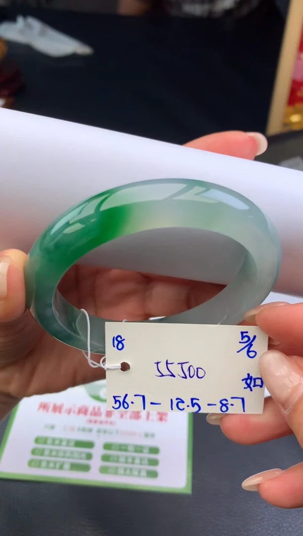 翡翠手镯未镶嵌玉手镯