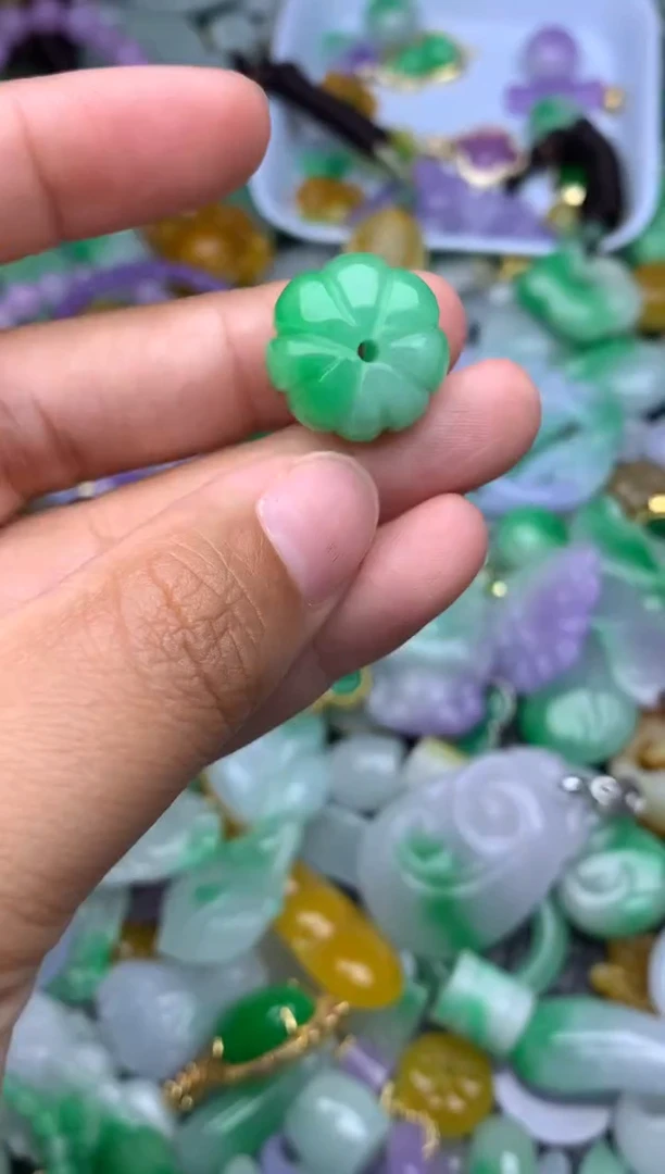 颈饰未镶嵌翡翠天然缅甸翡翠吊坠