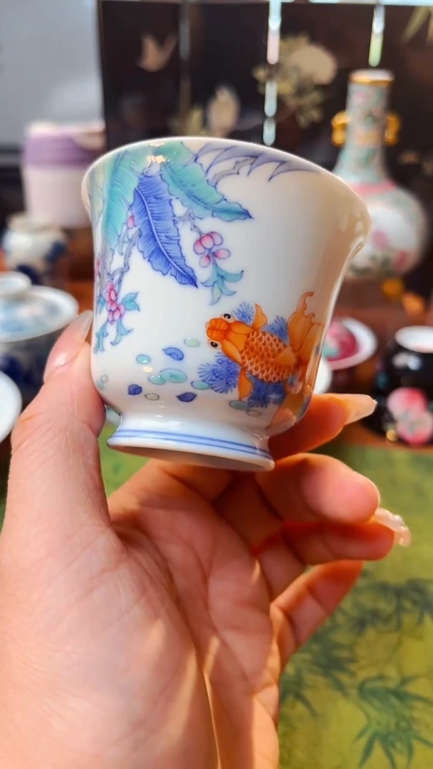 手绘青花斗彩金鱼主人杯