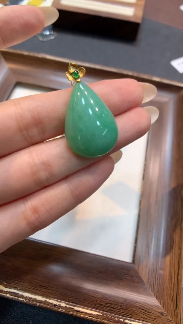 颈饰18K金镶嵌翡翠水滴