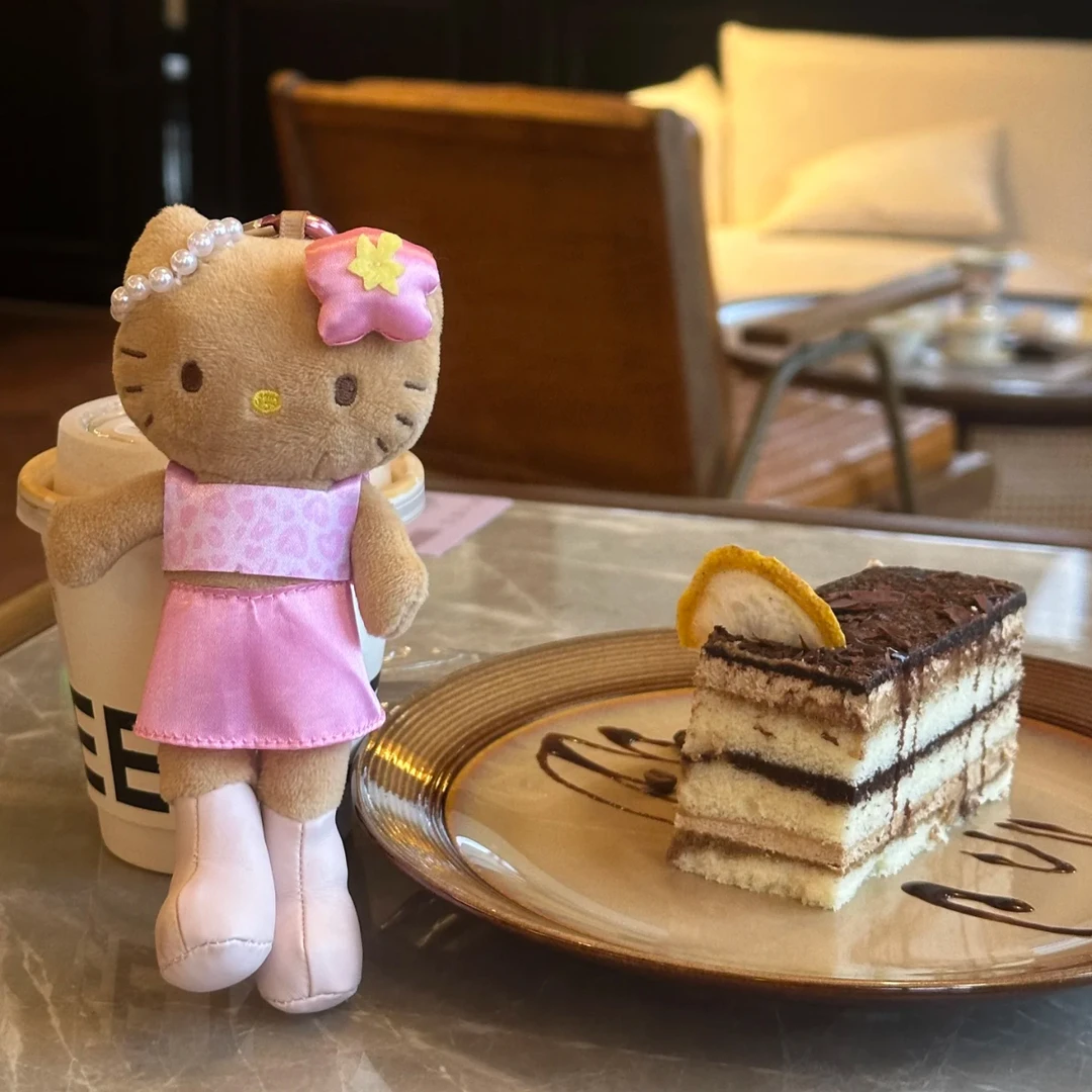 【日本限定】正版HELLOKITTY长腿黑皮粉裙NIC联名kT挂件毛绒公仔
