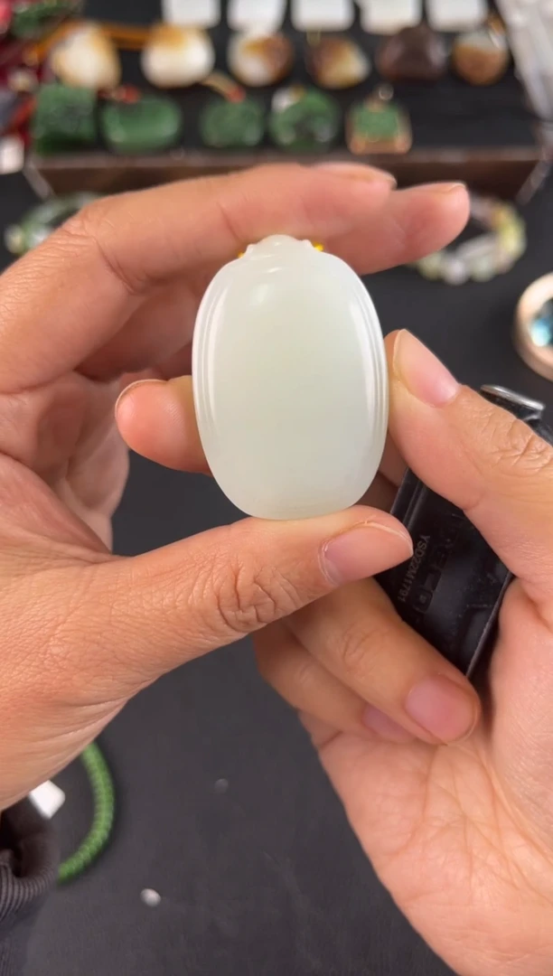 颈饰未镶嵌和田玉吊坠